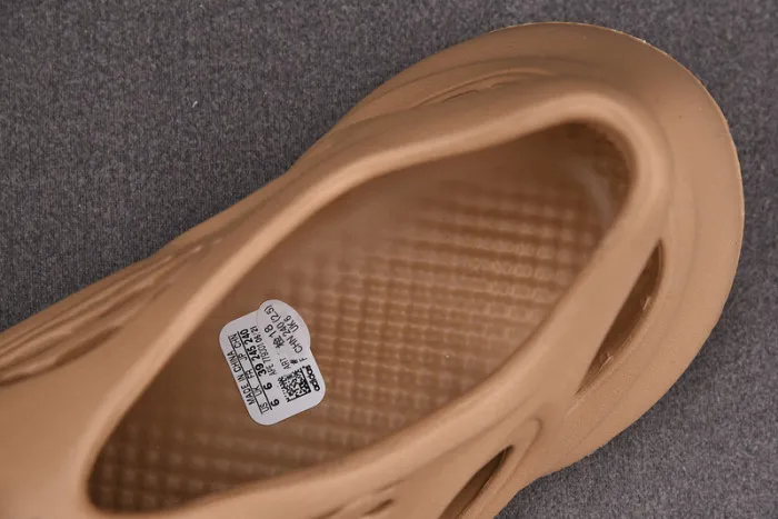 Reps ad*s yeezy foam rnnr ochre gw3354 0204